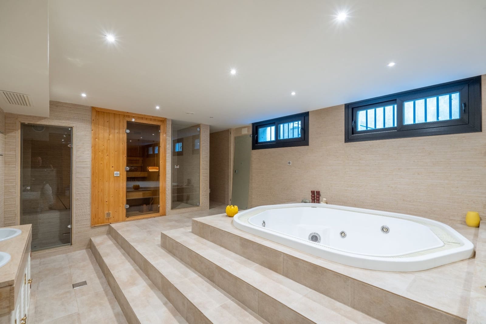 6 bedroom Villa for sale in Marbella with pool garage - € 4,200,000 (Ref: 7713155)