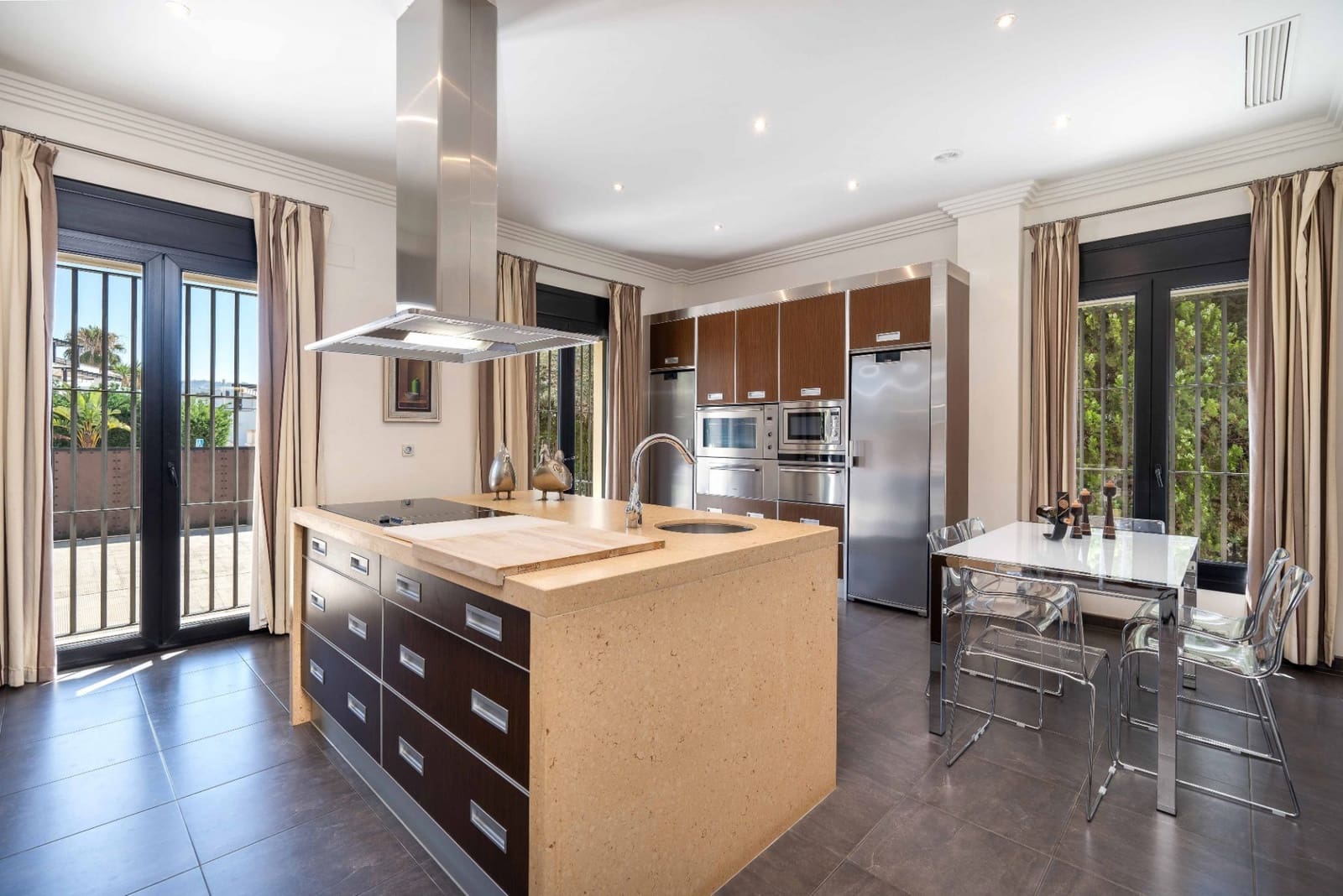 6 bedroom Villa for sale in Marbella with pool garage - € 4,200,000 (Ref: 7713155)