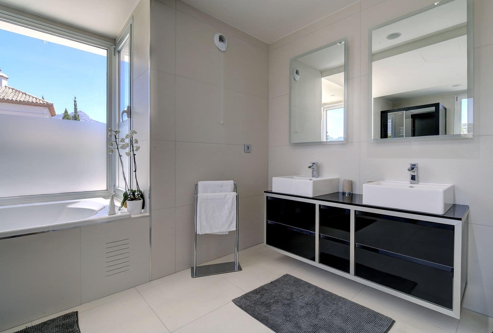 5 bedroom Villa for sale in Nueva Andalucia with pool garage - € 3,950,000 (Ref: 7814622)