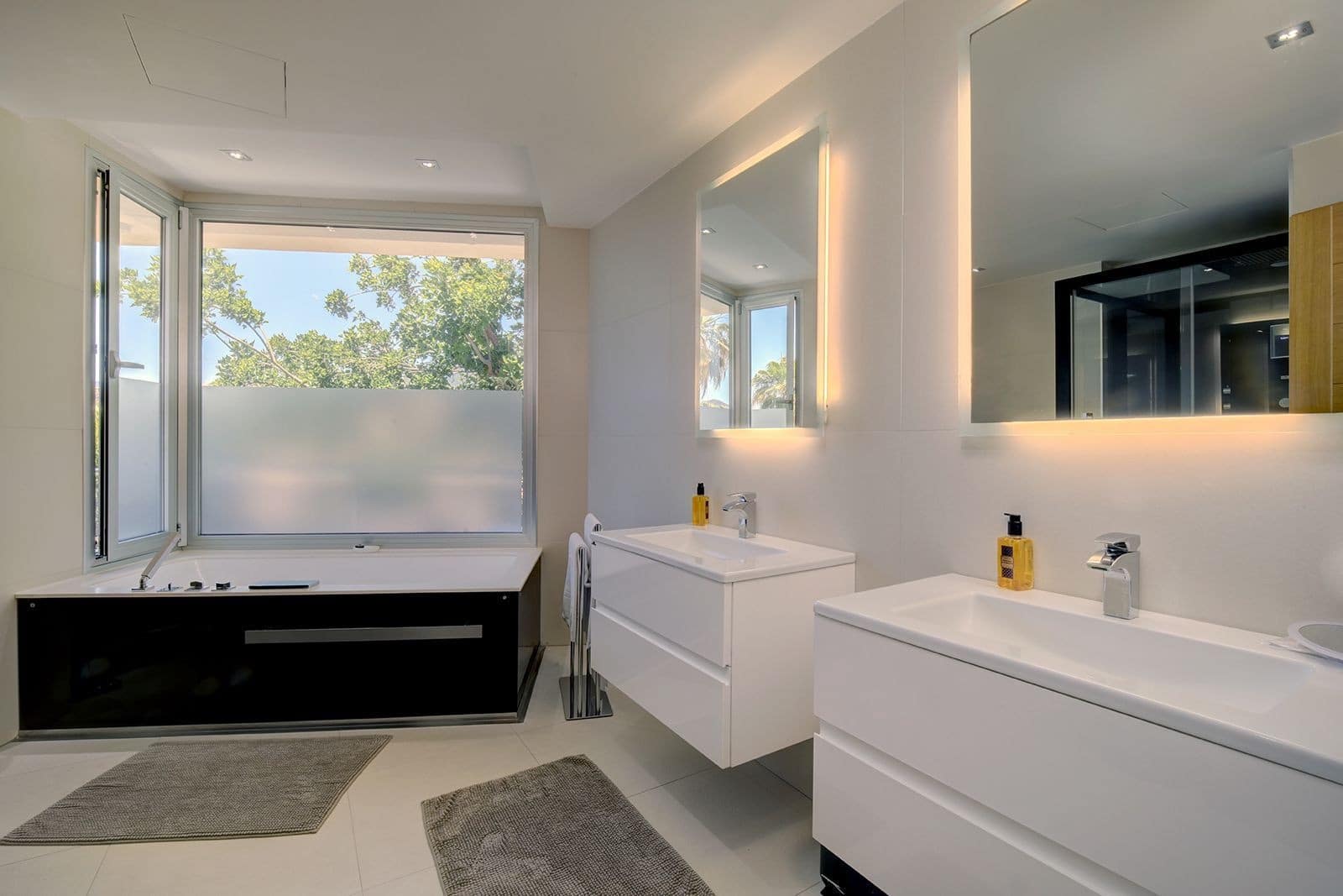 5 bedroom Villa for sale in Nueva Andalucia with pool garage - € 3,950,000 (Ref: 7814622)