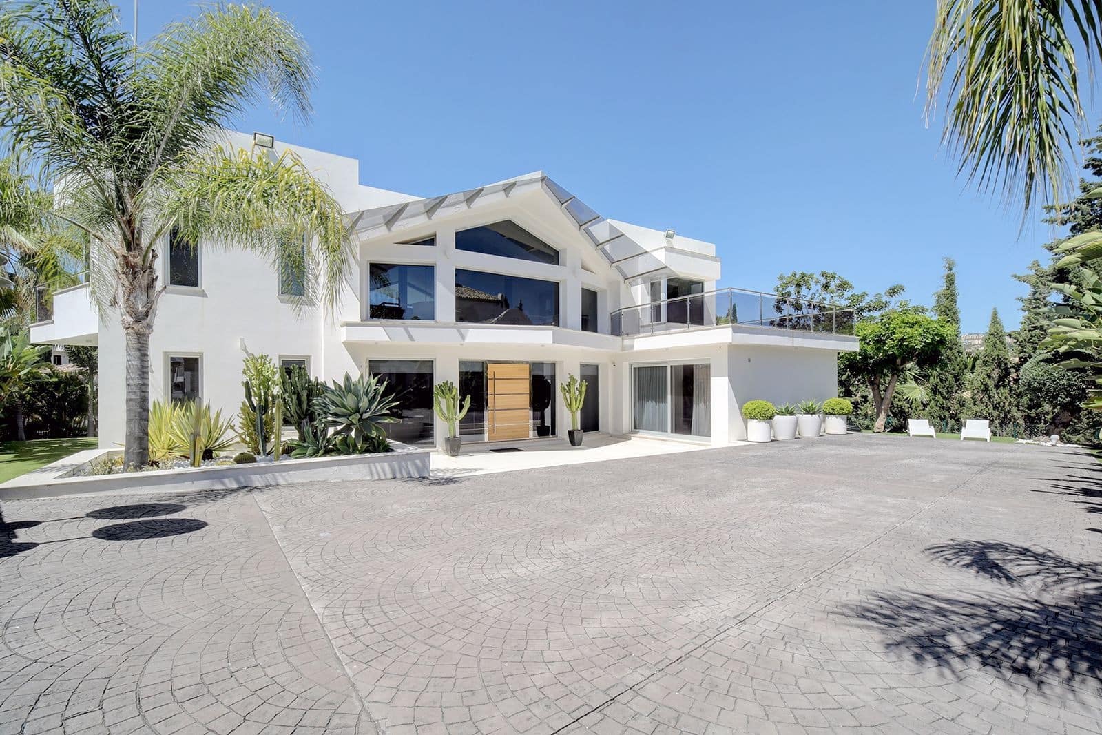 5 slaapkamer Villa te koop in Nueva Andalucia met zwembad garage - € 3.950.000 (Ref: 7814622)