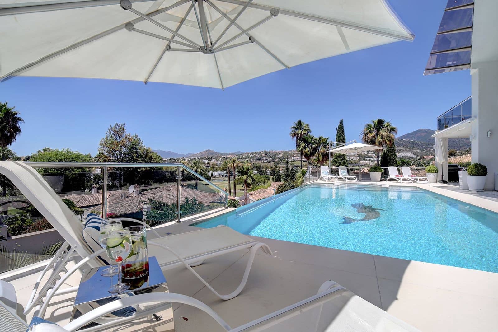 5 slaapkamer Villa te koop in Nueva Andalucia met zwembad garage - € 3.950.000 (Ref: 7814622)