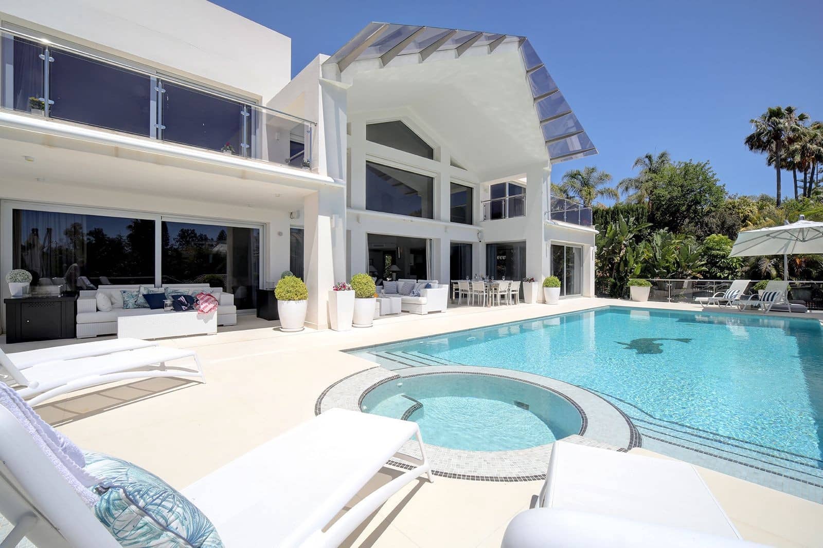 5 slaapkamer Villa te koop in Nueva Andalucia met zwembad garage - € 3.950.000 (Ref: 7814622)