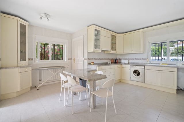 4 chambre Villa/Maison à vendre à Guadalmina Alta, Marbella avec piscine garage - 1 950 000 € (Ref: 7814629)