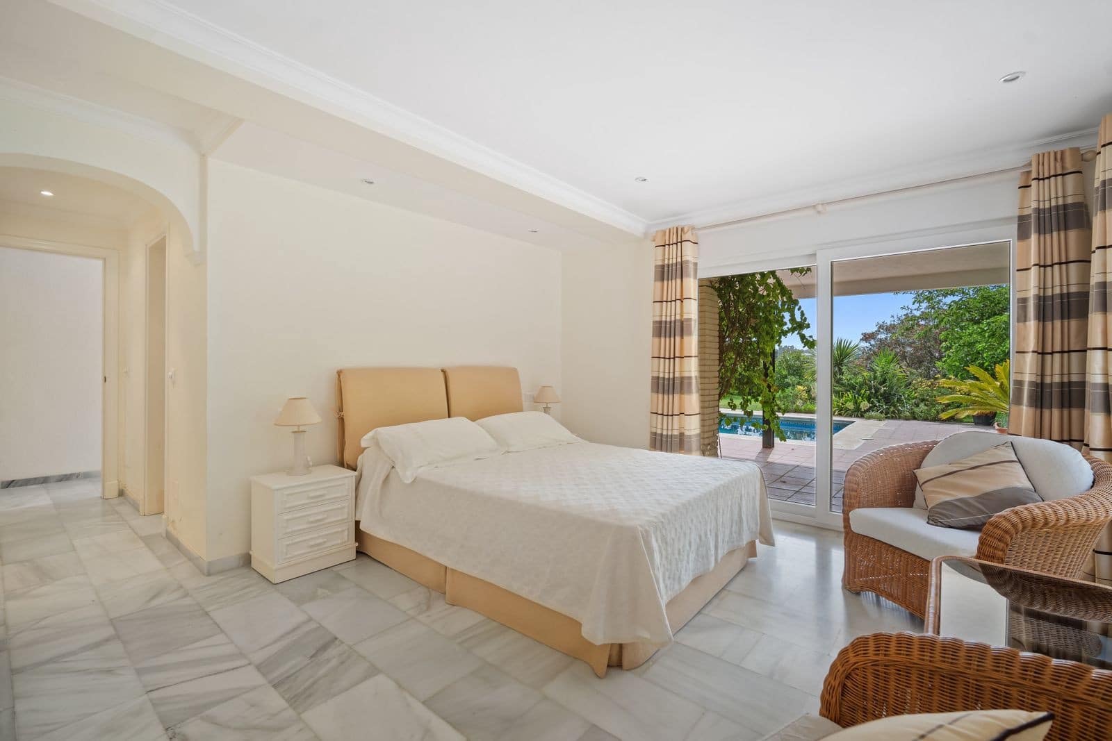 4 bedroom Villa for sale in Guadalmina with pool garage - € 1,950,000 (Ref: 7814629)