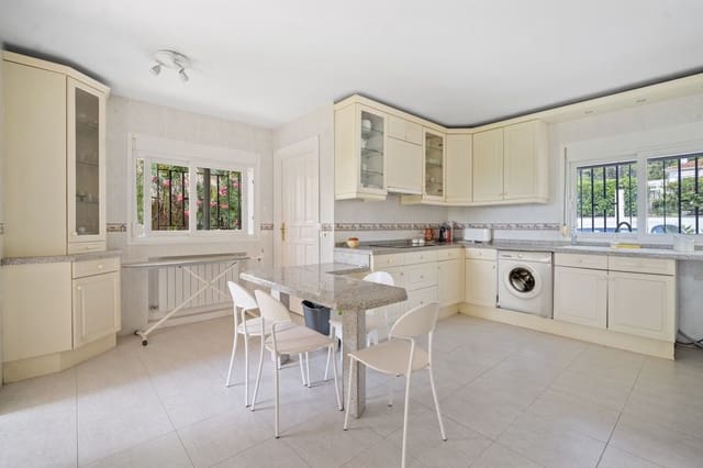 4 Zimmer Villa zu verkaufen in Guadalmina Alta, Marbella mit Pool Garage - 1.950.000 € (Ref: 7814629)