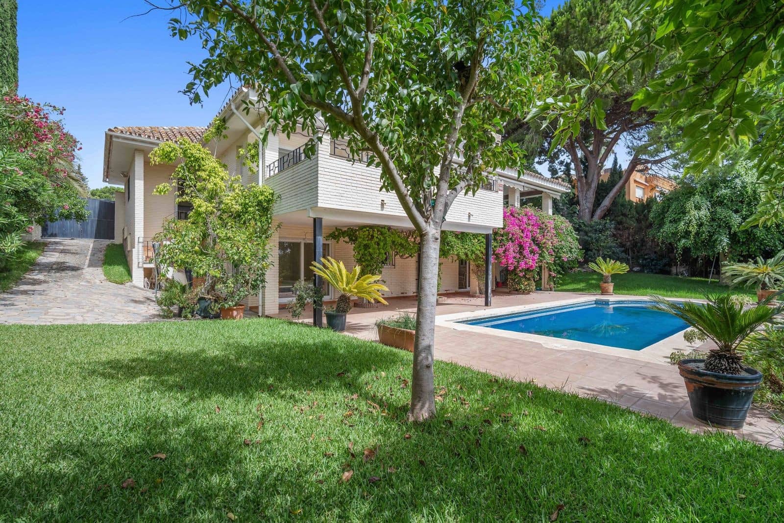 4 bedroom Villa for sale in Guadalmina with pool garage - € 1,950,000 (Ref: 7814629)