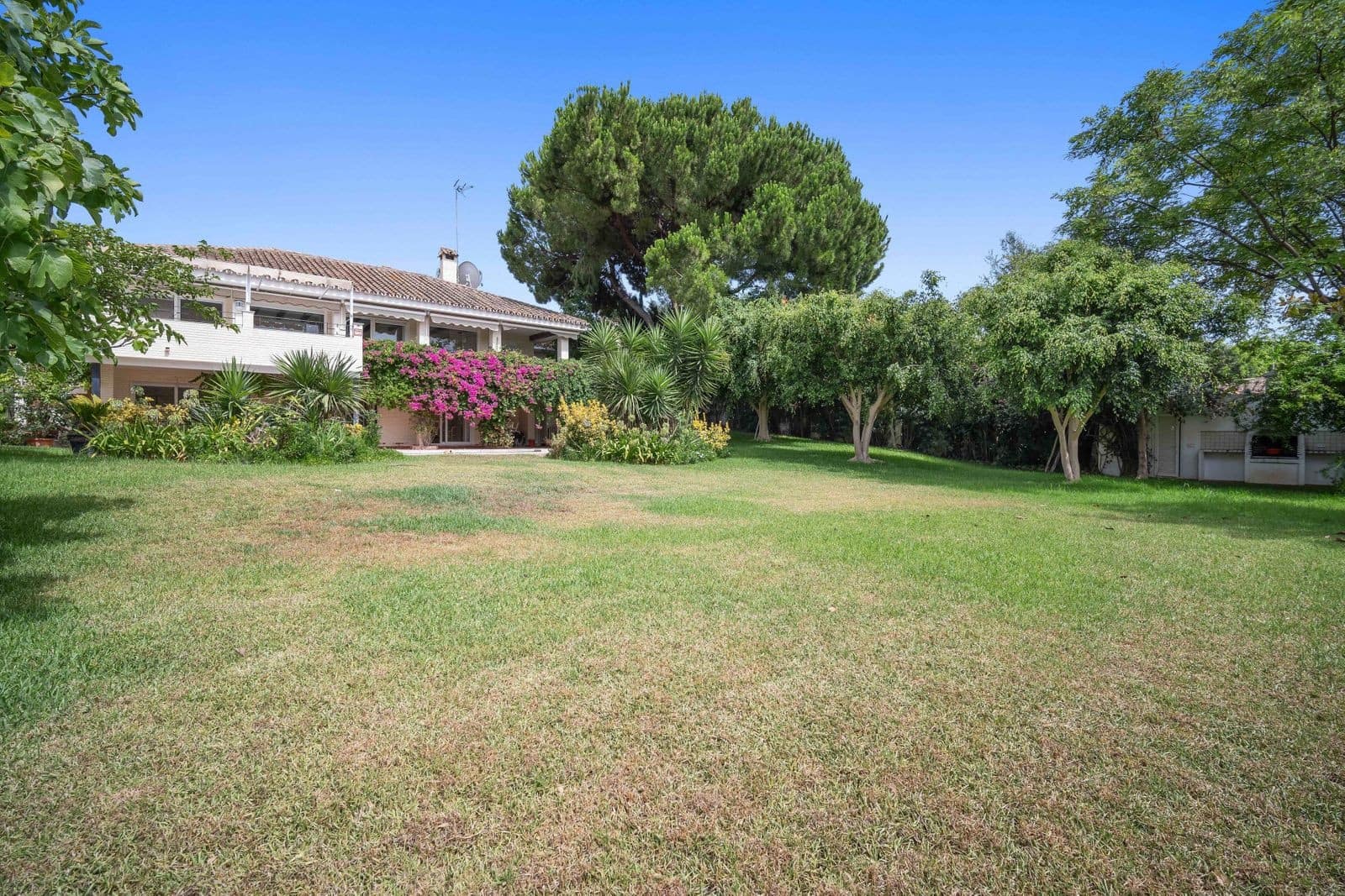 4 bedroom Villa for sale in Guadalmina with pool garage - € 1,950,000 (Ref: 7814629)