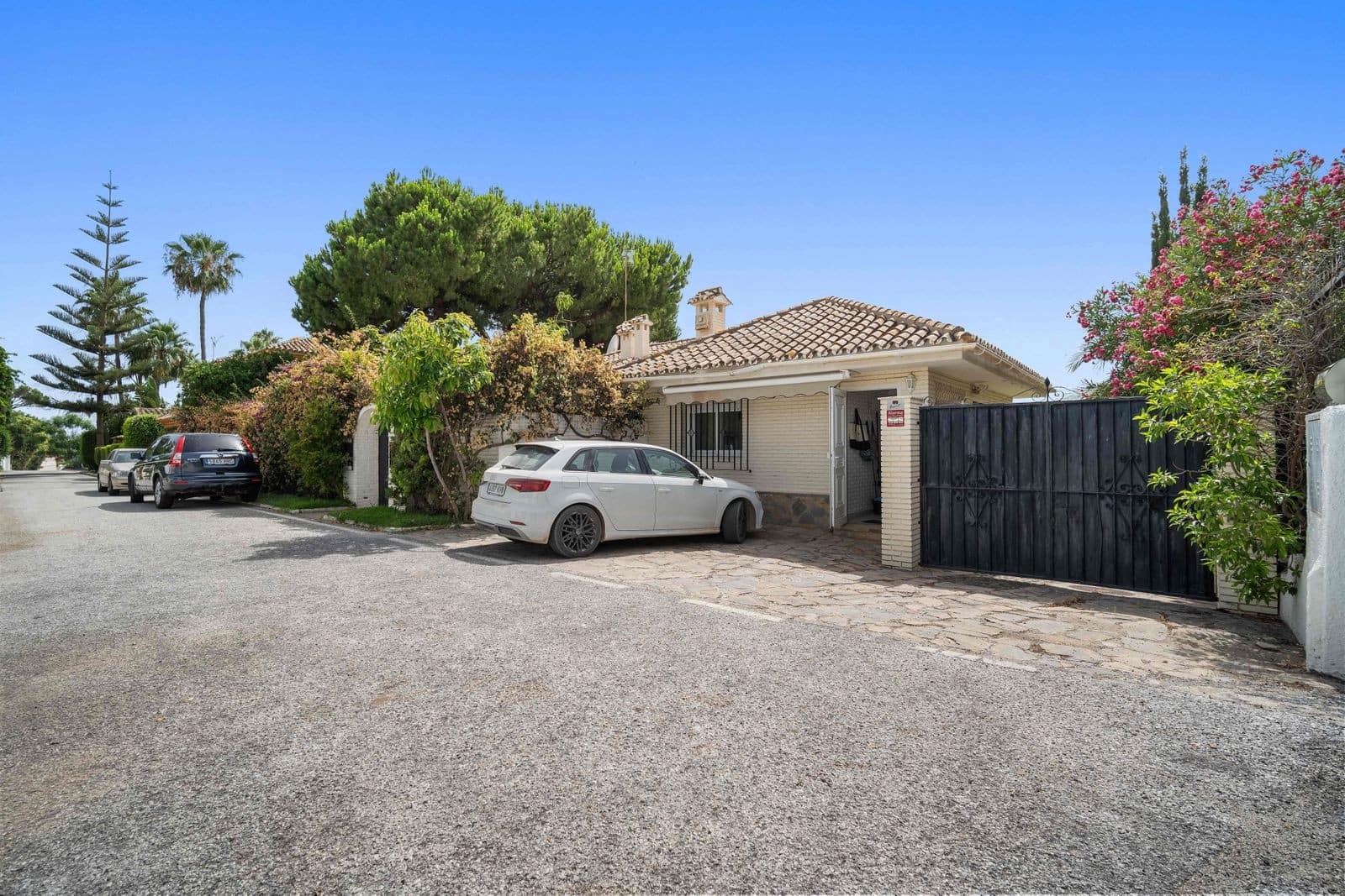 4 bedroom Villa for sale in Guadalmina with pool garage - € 1,950,000 (Ref: 7814629)
