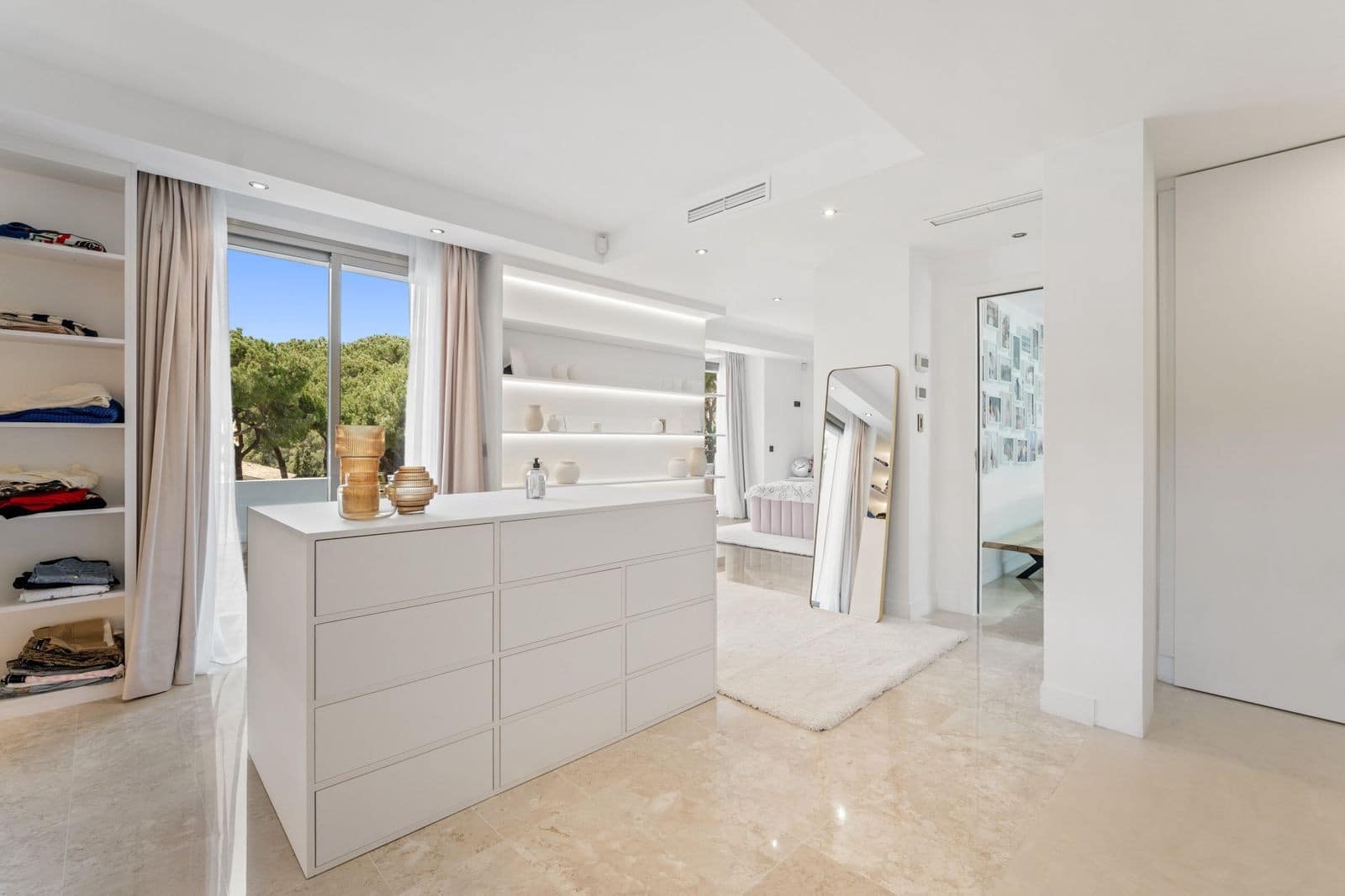 6 bedroom Villa for sale in Marbella with pool garage - € 5,998,000 (Ref: 7829973)