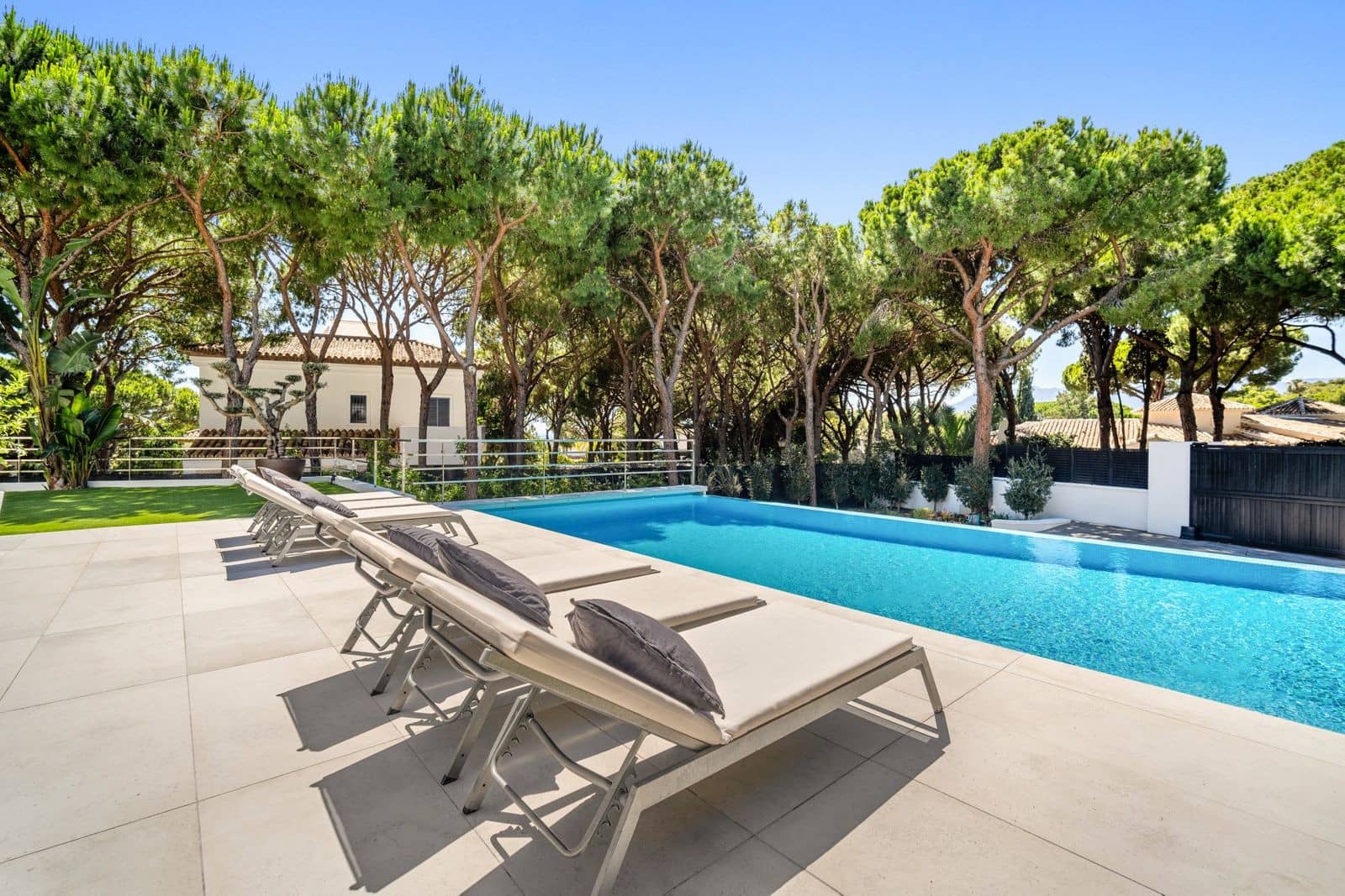 6 bedroom Villa for sale in Marbella with pool garage - € 5,998,000 (Ref: 7829973)