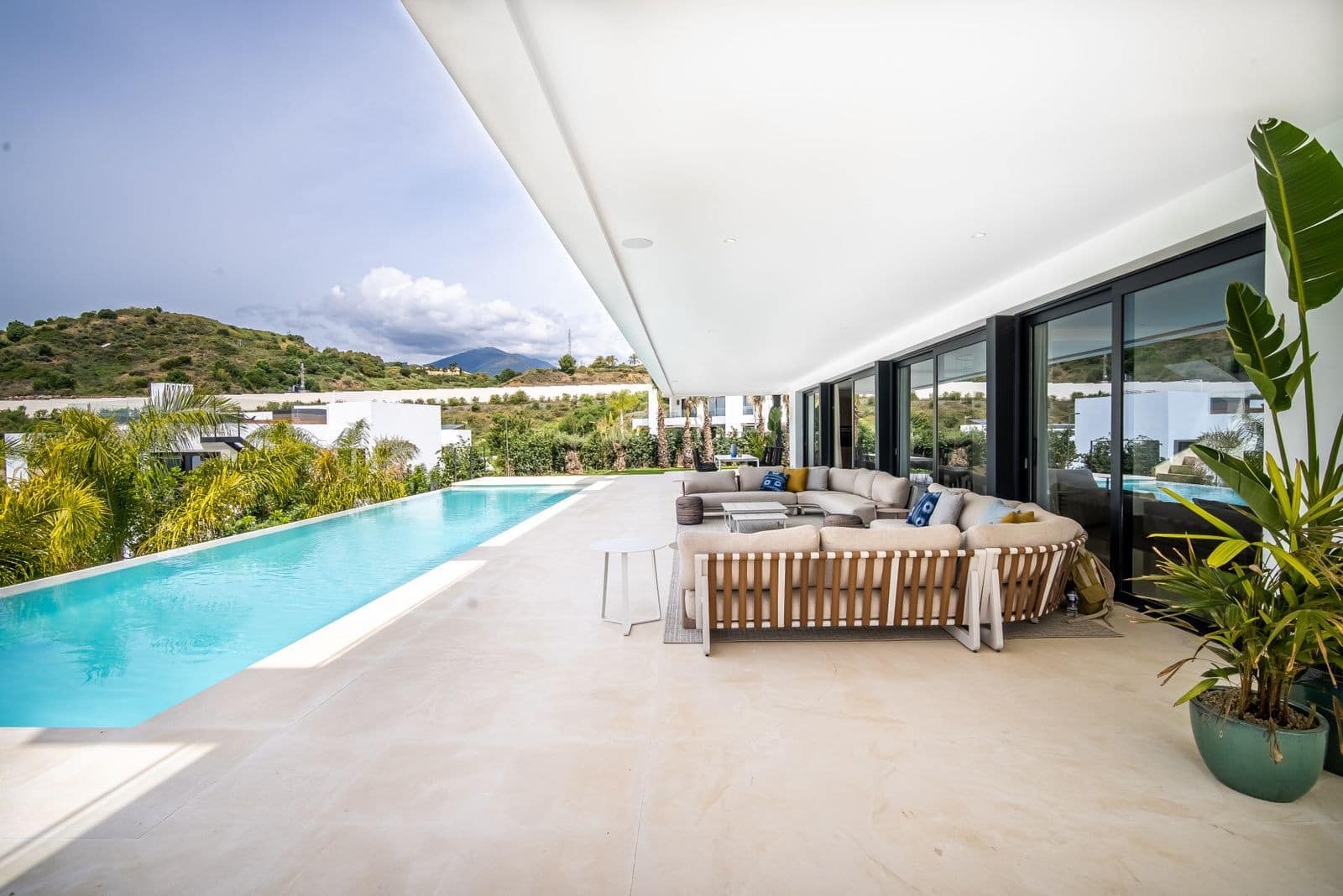 5 bedroom Villa for sale in Nueva Andalucia with pool garage - € 3,690,000 (Ref: 7838670)