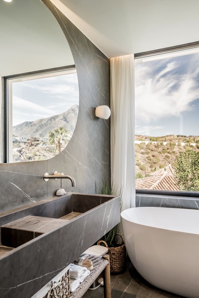 5 bedroom Villa for sale in Marbella with pool garage - € 2,950,000 (Ref: 7888565)