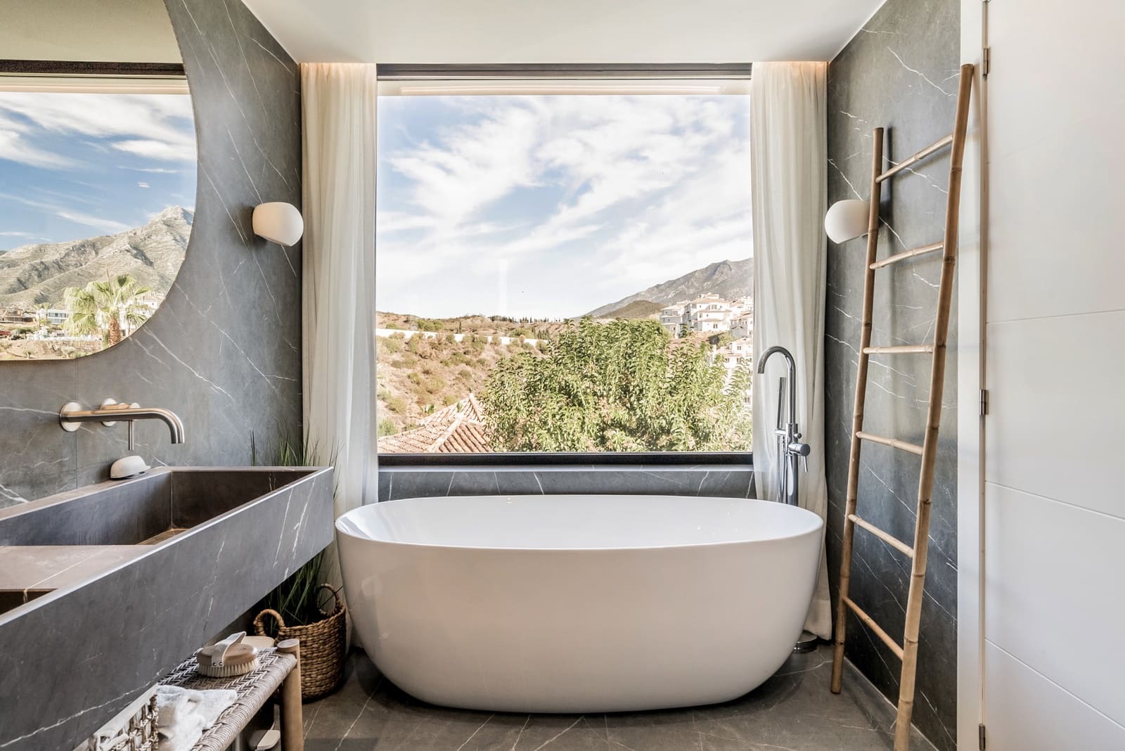 5 bedroom Villa for sale in Marbella with pool garage - € 2,950,000 (Ref: 7888565)