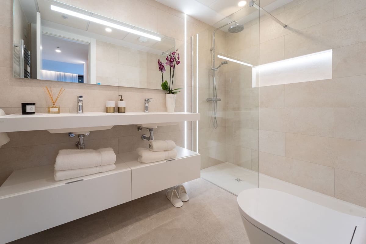 2 bedroom Apartment for sale in Fuengirola with pool garage - € 708,000 (Ref: 7890657)