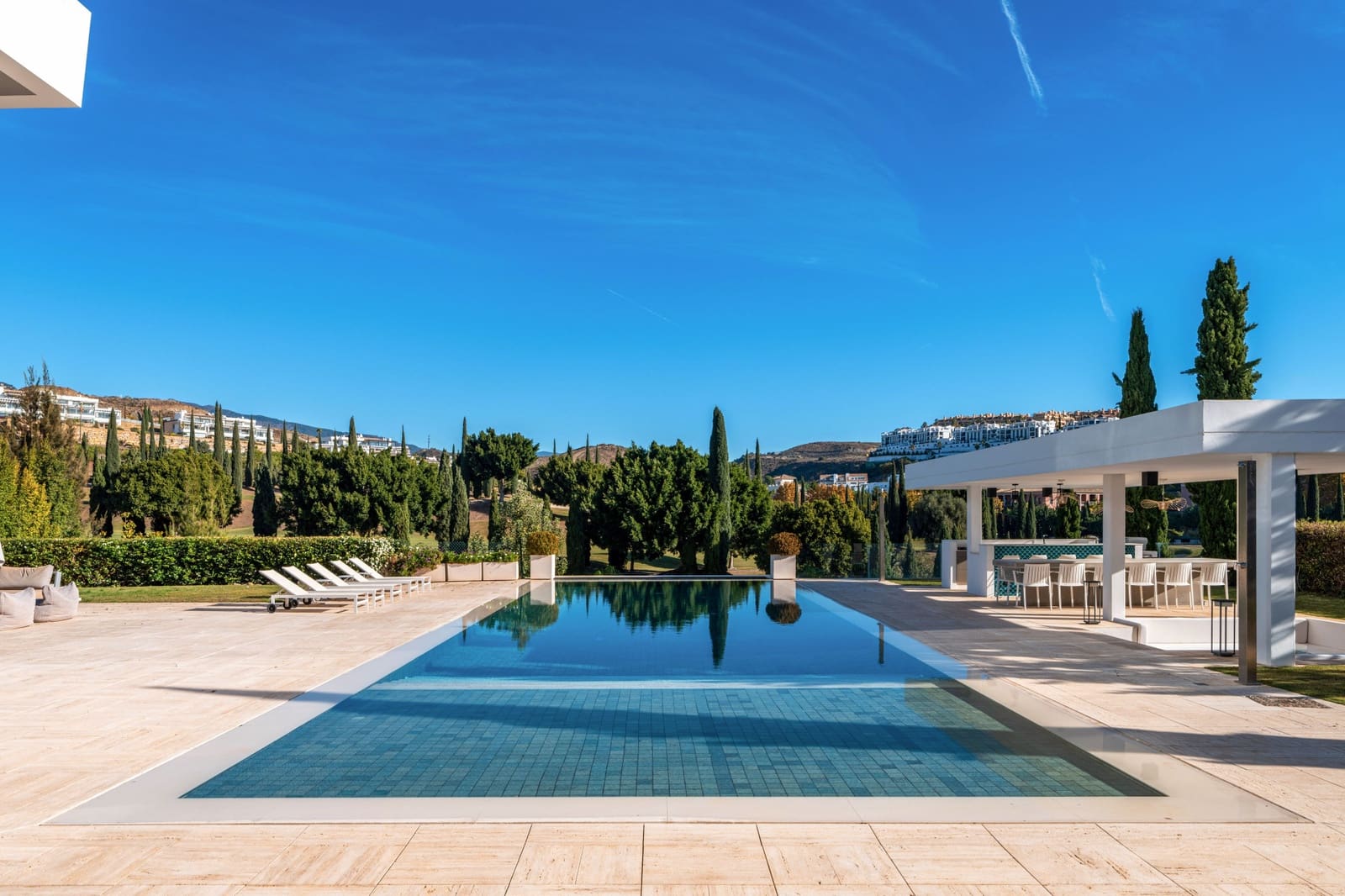 6 bedroom Villa for sale in Benahavis with pool garage - € 4,995,000 (Ref: 7938704)