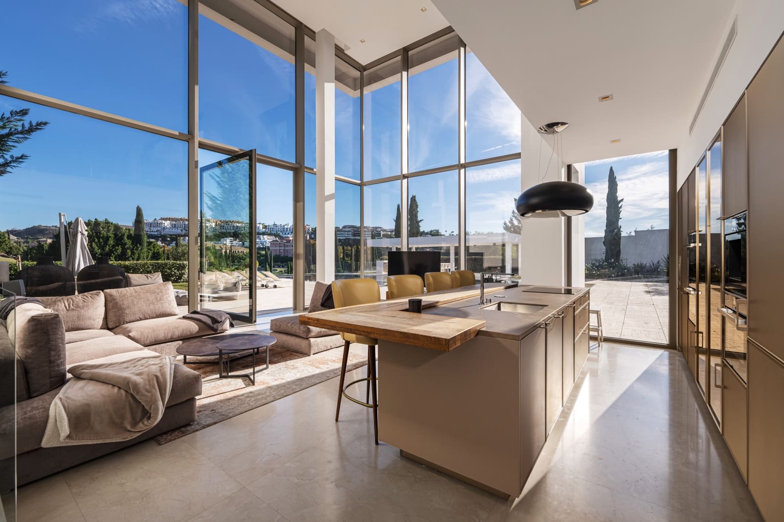 6 bedroom Villa for sale in Benahavis with pool garage - € 4,995,000 (Ref: 7938704)