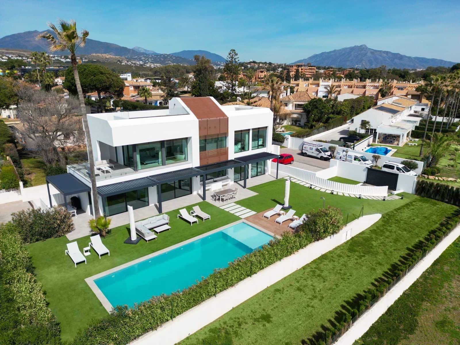 5 bedroom Villa for sale in Estepona with pool garage - € 6,300,000 (Ref: 7981110)
