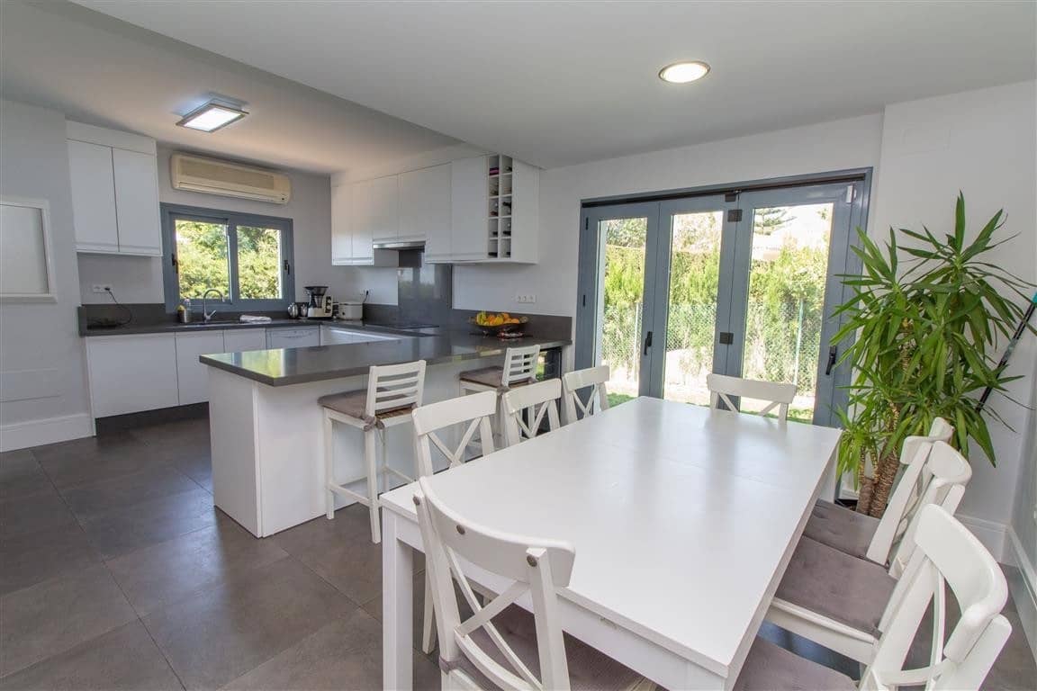 6 bedroom Villa for sale in Marbella with pool garage - € 2,500,000 (Ref: 8008808)