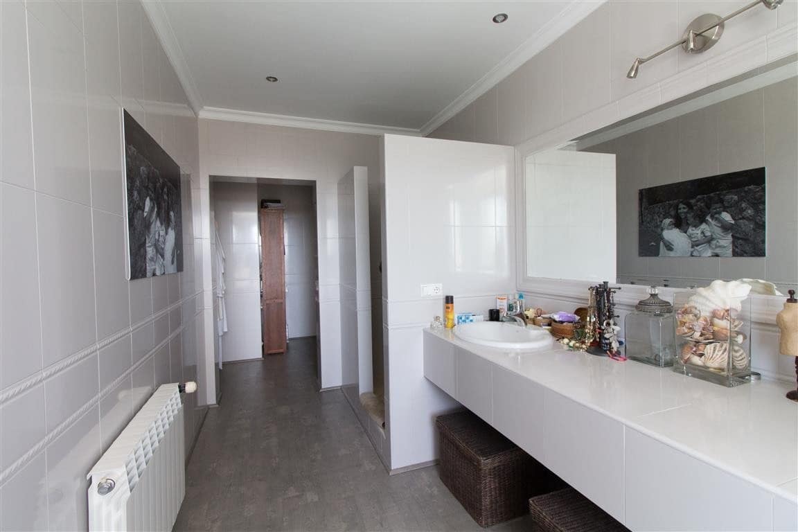 6 bedroom Villa for sale in Marbella with pool garage - € 2,500,000 (Ref: 8008808)