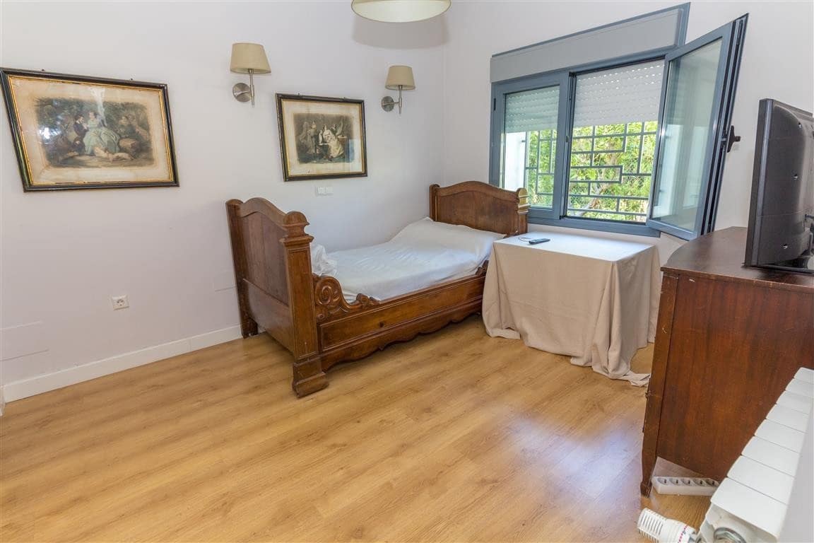 6 bedroom Villa for sale in Marbella with pool garage - € 2,500,000 (Ref: 8008808)