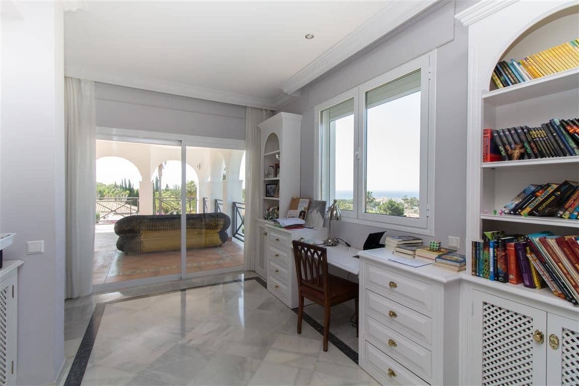 6 bedroom Villa for sale in Marbella with pool garage - € 2,500,000 (Ref: 8008808)