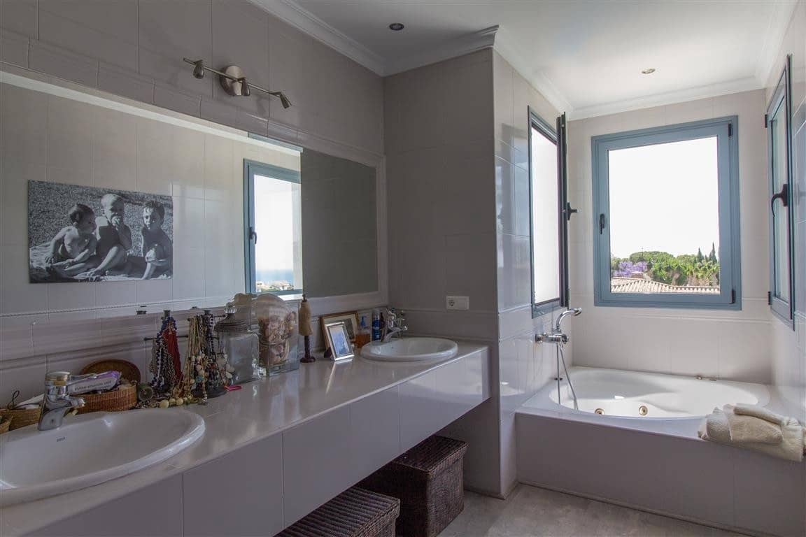 6 bedroom Villa for sale in Marbella with pool garage - € 2,500,000 (Ref: 8008808)