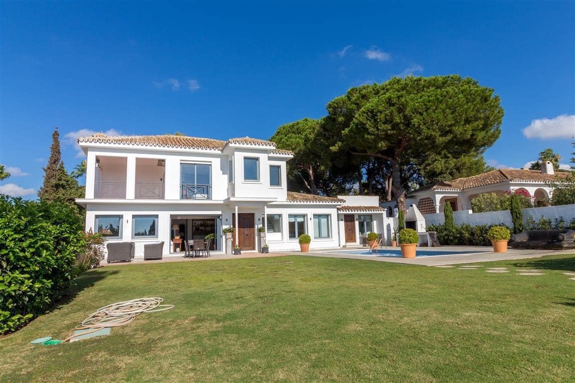 6 bedroom Villa for sale in Marbella with pool garage - € 2,500,000 (Ref: 8008808)