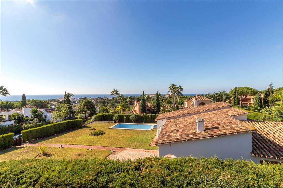 6 bedroom Villa for sale in Marbella with pool garage - € 2,500,000 (Ref: 8008808)