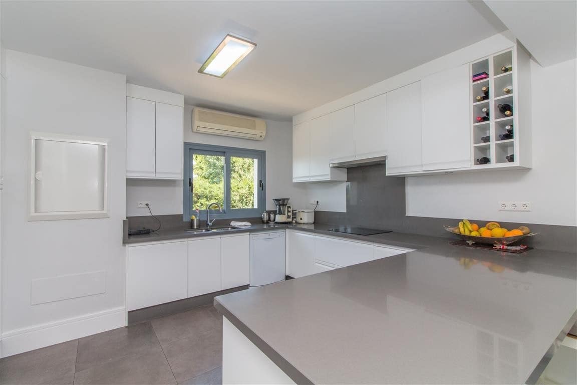 6 bedroom Villa for sale in Marbella with pool garage - € 2,500,000 (Ref: 8008808)