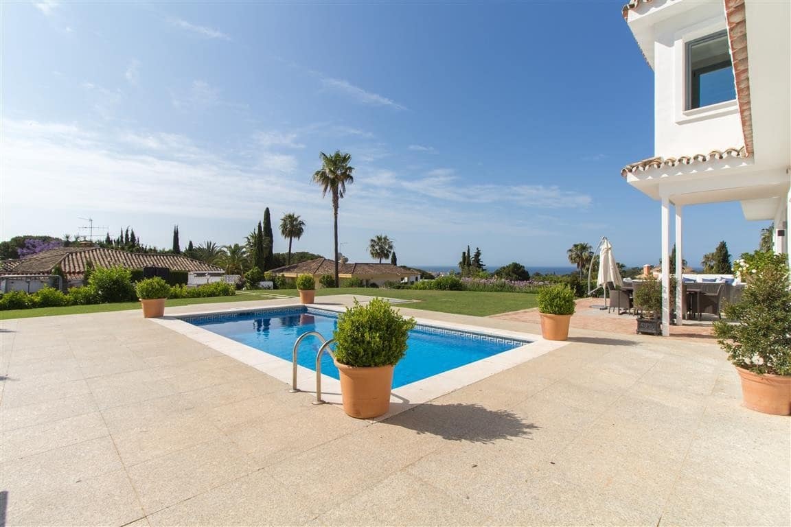 6 bedroom Villa for sale in Marbella with pool garage - € 2,500,000 (Ref: 8008808)