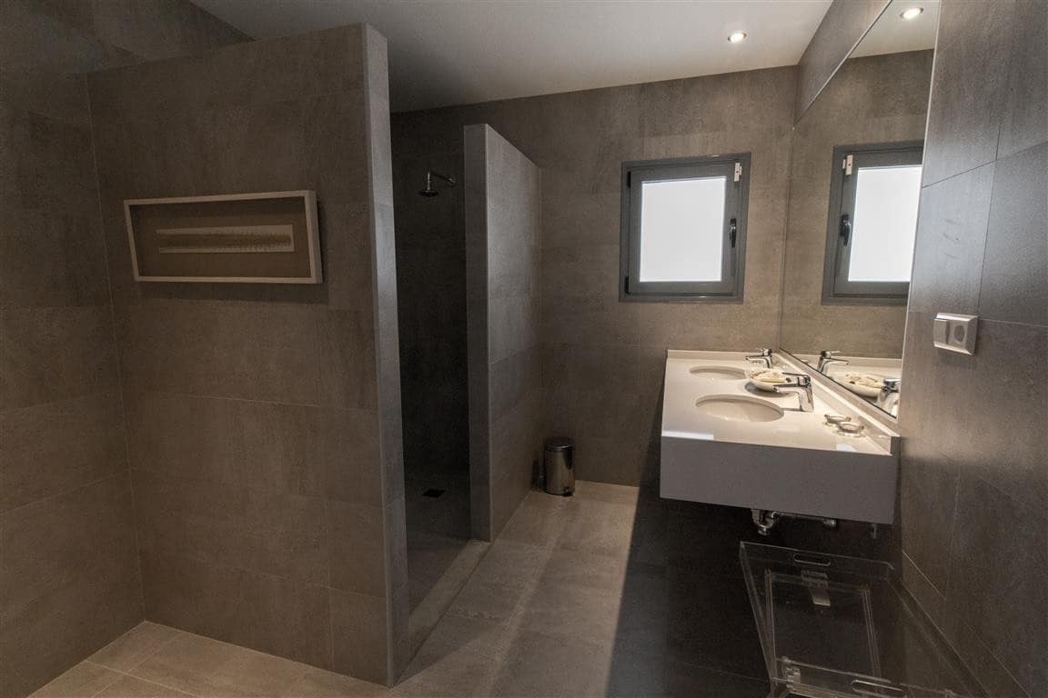 6 bedroom Villa for sale in Marbella with pool garage - € 2,500,000 (Ref: 8008808)