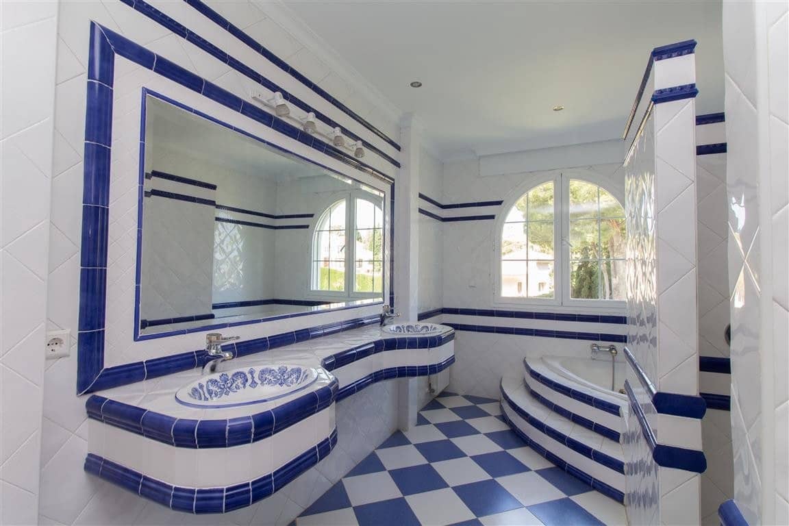 6 bedroom Villa for sale in Marbella with pool garage - € 2,500,000 (Ref: 8008808)