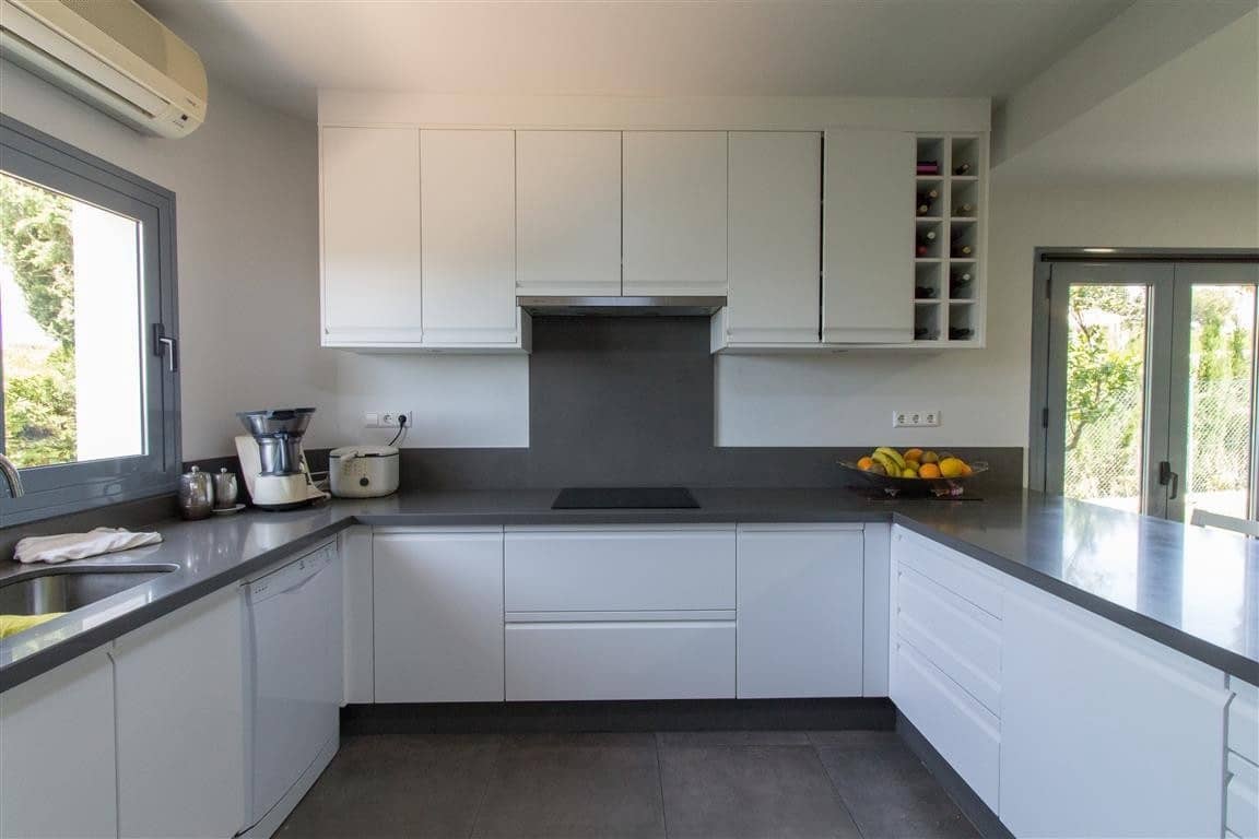 6 bedroom Villa for sale in Marbella with pool garage - € 2,500,000 (Ref: 8008808)