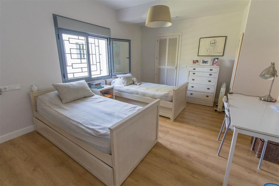 6 bedroom Villa for sale in Marbella with pool garage - € 2,500,000 (Ref: 8008808)