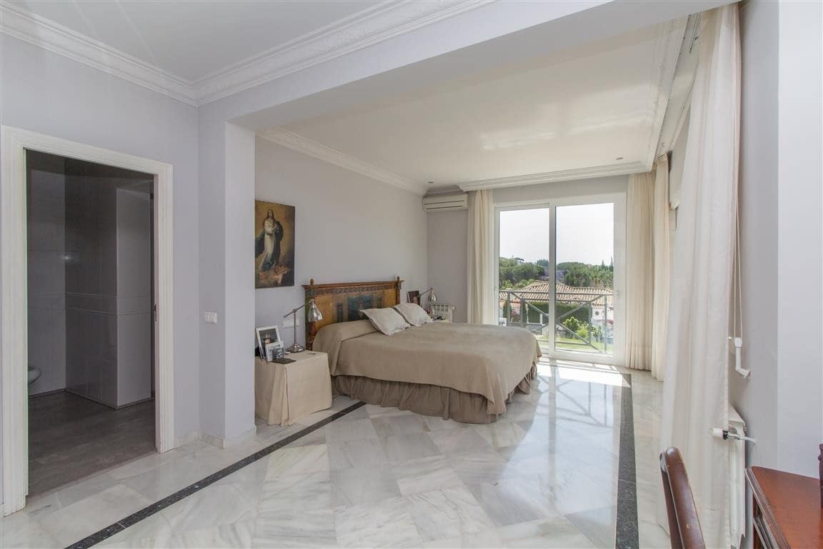 6 bedroom Villa for sale in Marbella with pool garage - € 2,500,000 (Ref: 8008808)