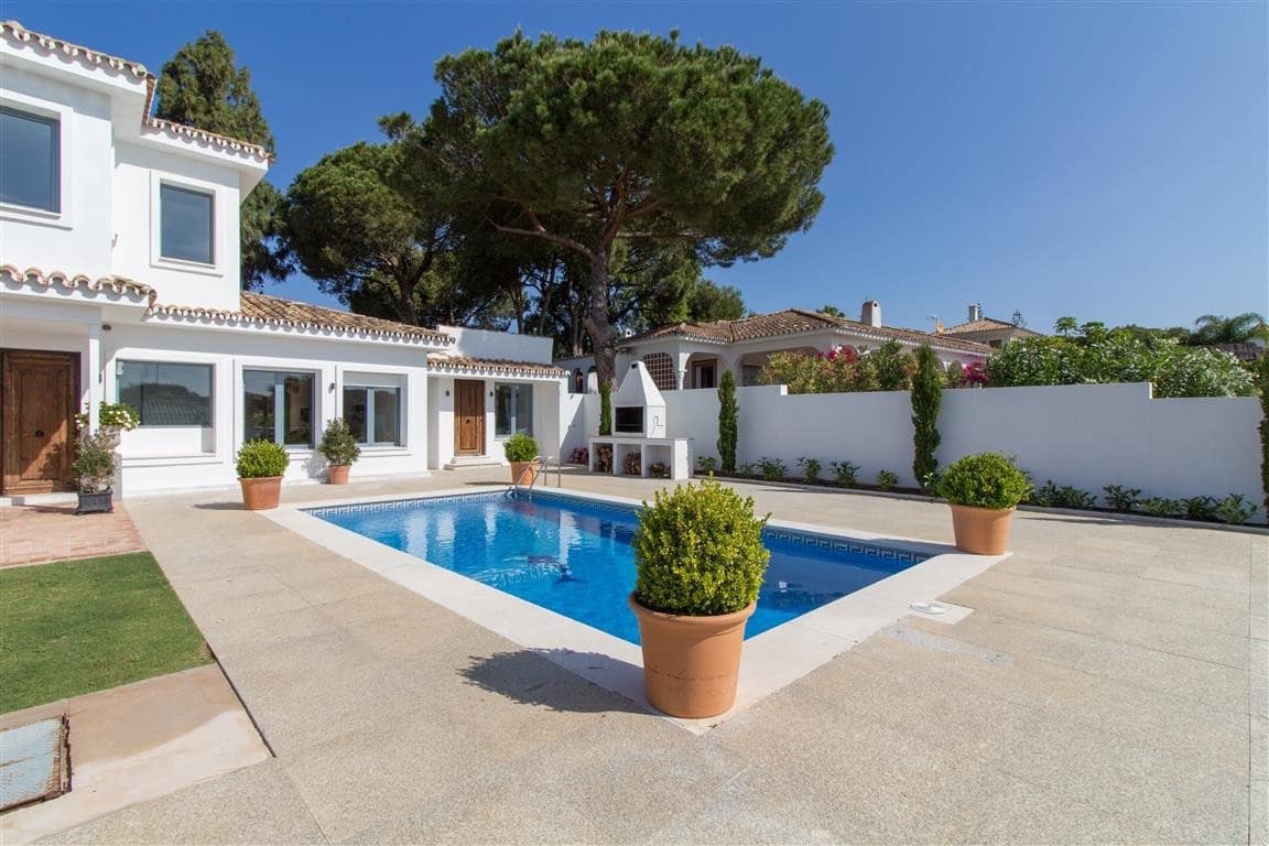 6 bedroom Villa for sale in Marbella with pool garage - € 2,500,000 (Ref: 8008808)