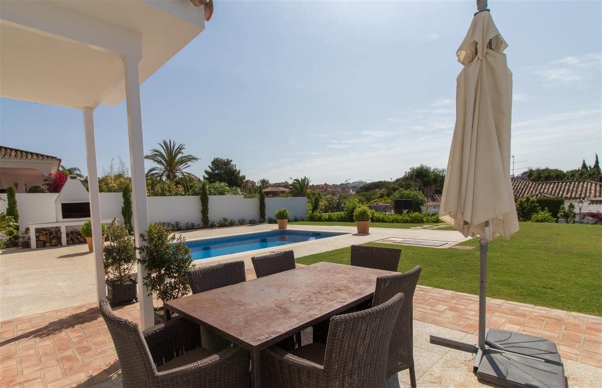 6 bedroom Villa for sale in Marbella with pool garage - € 2,500,000 (Ref: 8008808)