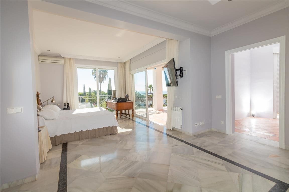 6 bedroom Villa for sale in Marbella with pool garage - € 2,500,000 (Ref: 8008808)