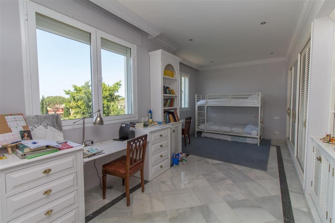 6 bedroom Villa for sale in Marbella with pool garage - € 2,500,000 (Ref: 8008808)