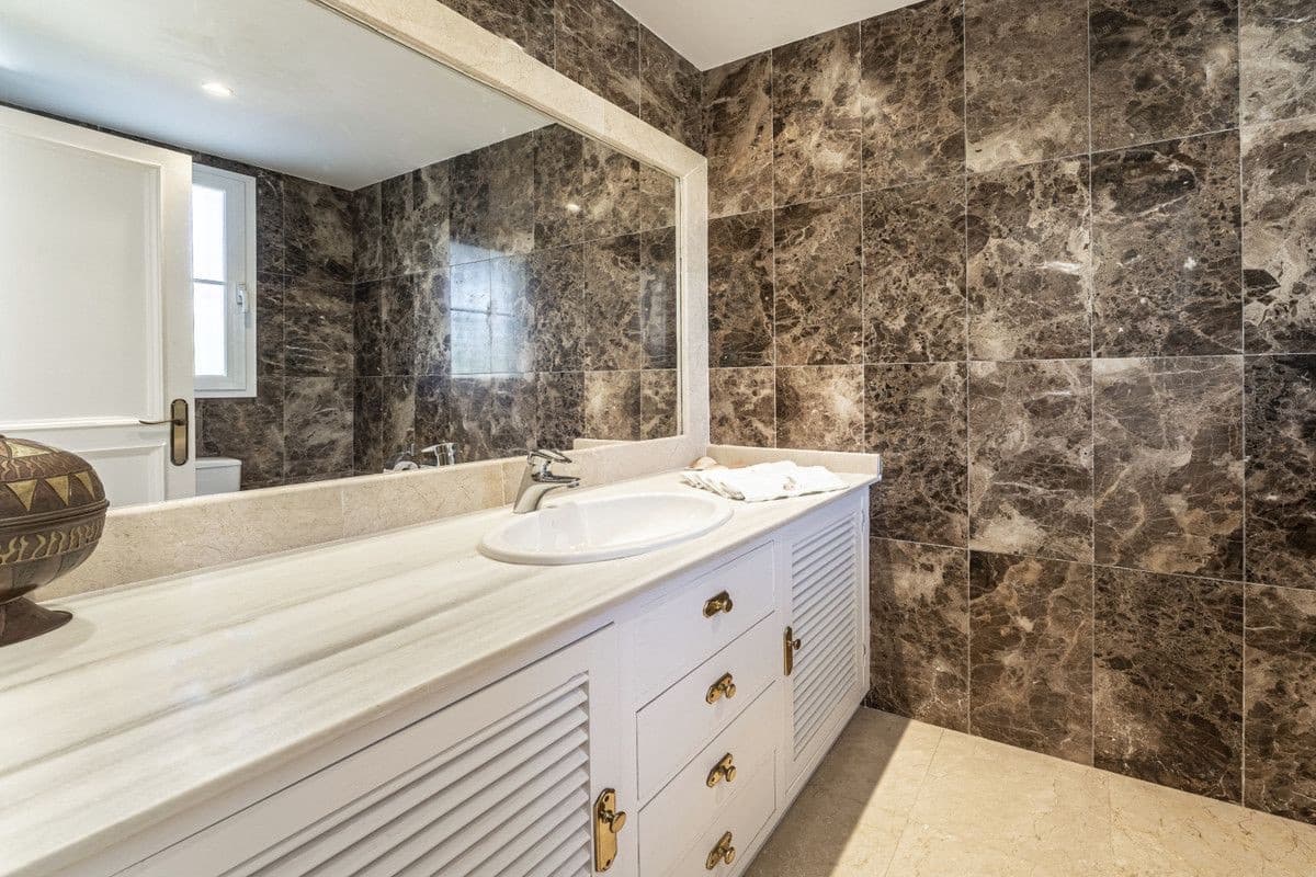 5 sypialnia Willa na sprzedaż w Golden Mile z basenem garażem - 3 350 000 € (Ref: 8017402)