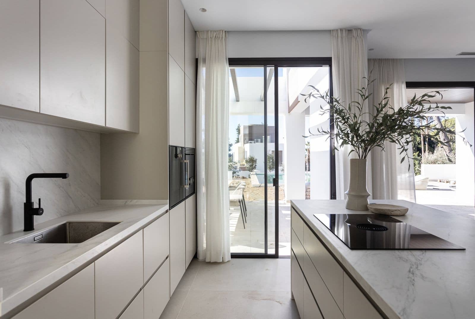 4 bedroom Villa for sale in Marbella with pool garage - € 4,500,000 (Ref: 8037911)