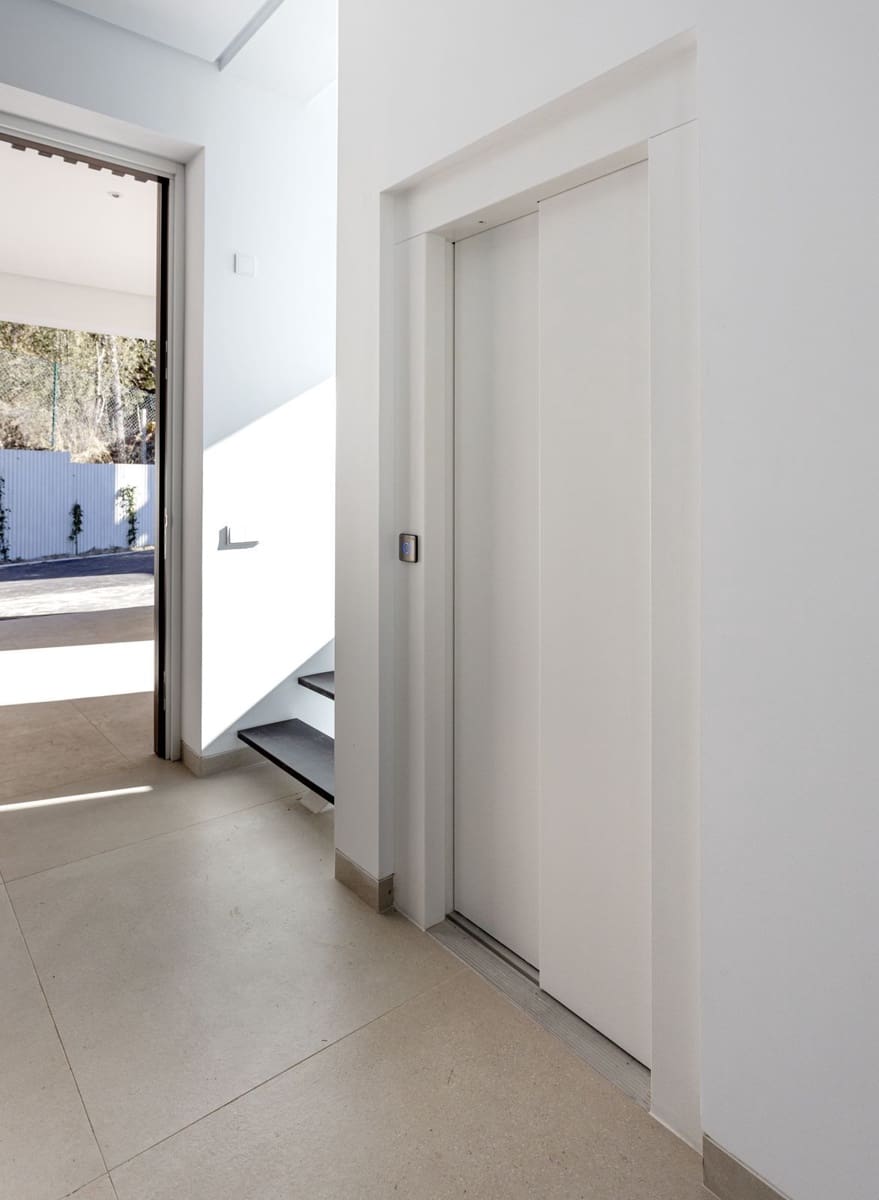 4 bedroom Villa for sale in Marbella with pool garage - € 4,500,000 (Ref: 8037911)