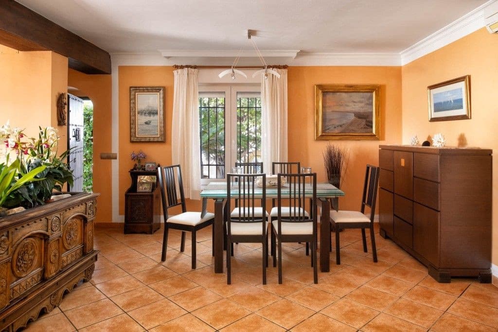 3 bedroom Villa for sale in Marbella with pool garage - € 2,500,000 (Ref: 8050867)