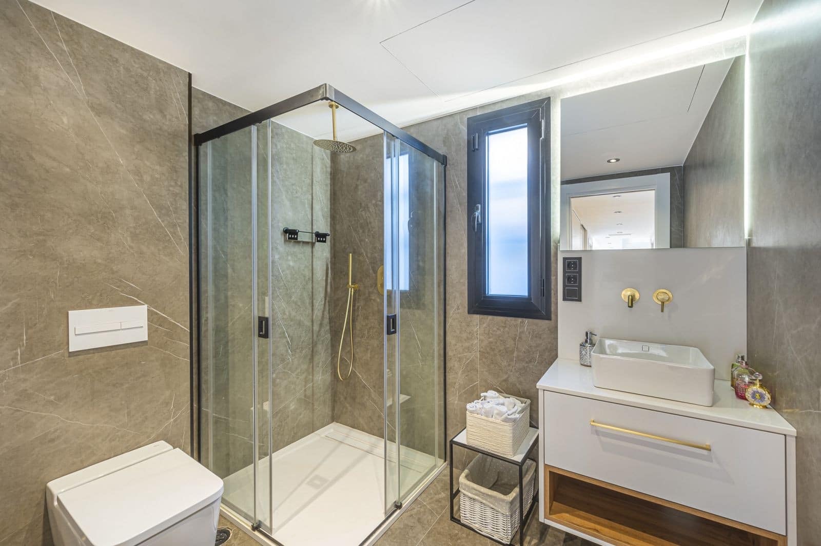 5 bedroom Villa for sale in Marbella with pool garage - € 2,590,000 (Ref: 8053266)