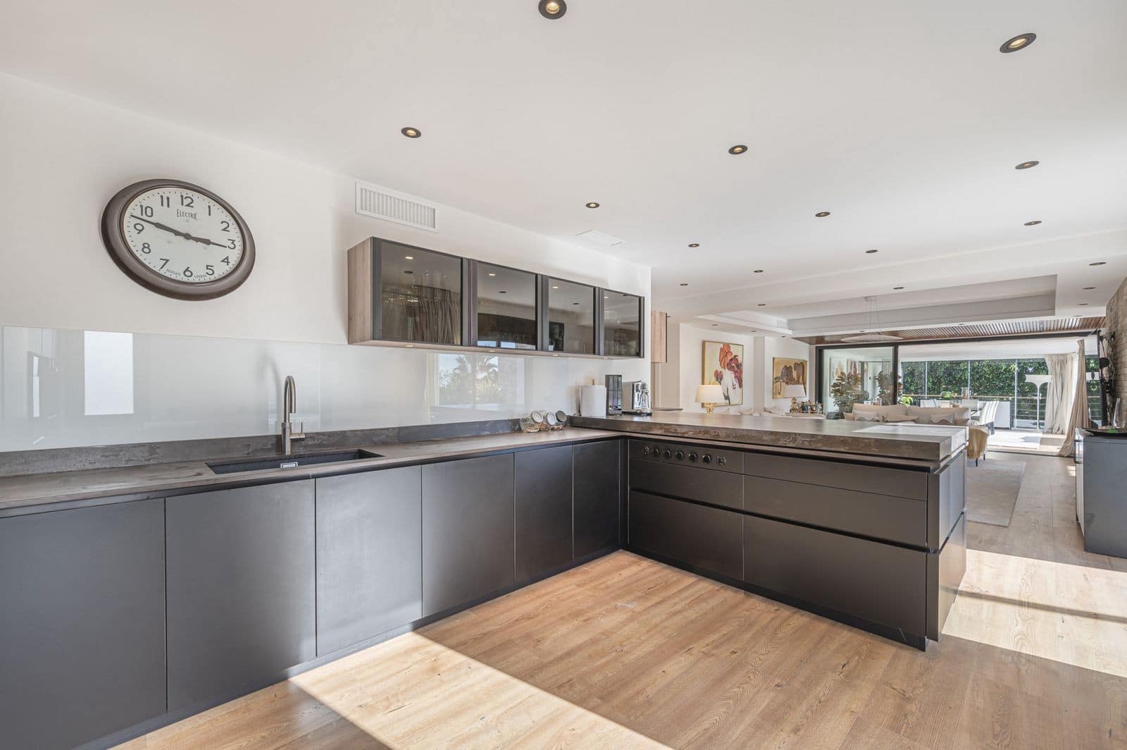 5 bedroom Villa for sale in Marbella with pool garage - € 2,590,000 (Ref: 8053266)