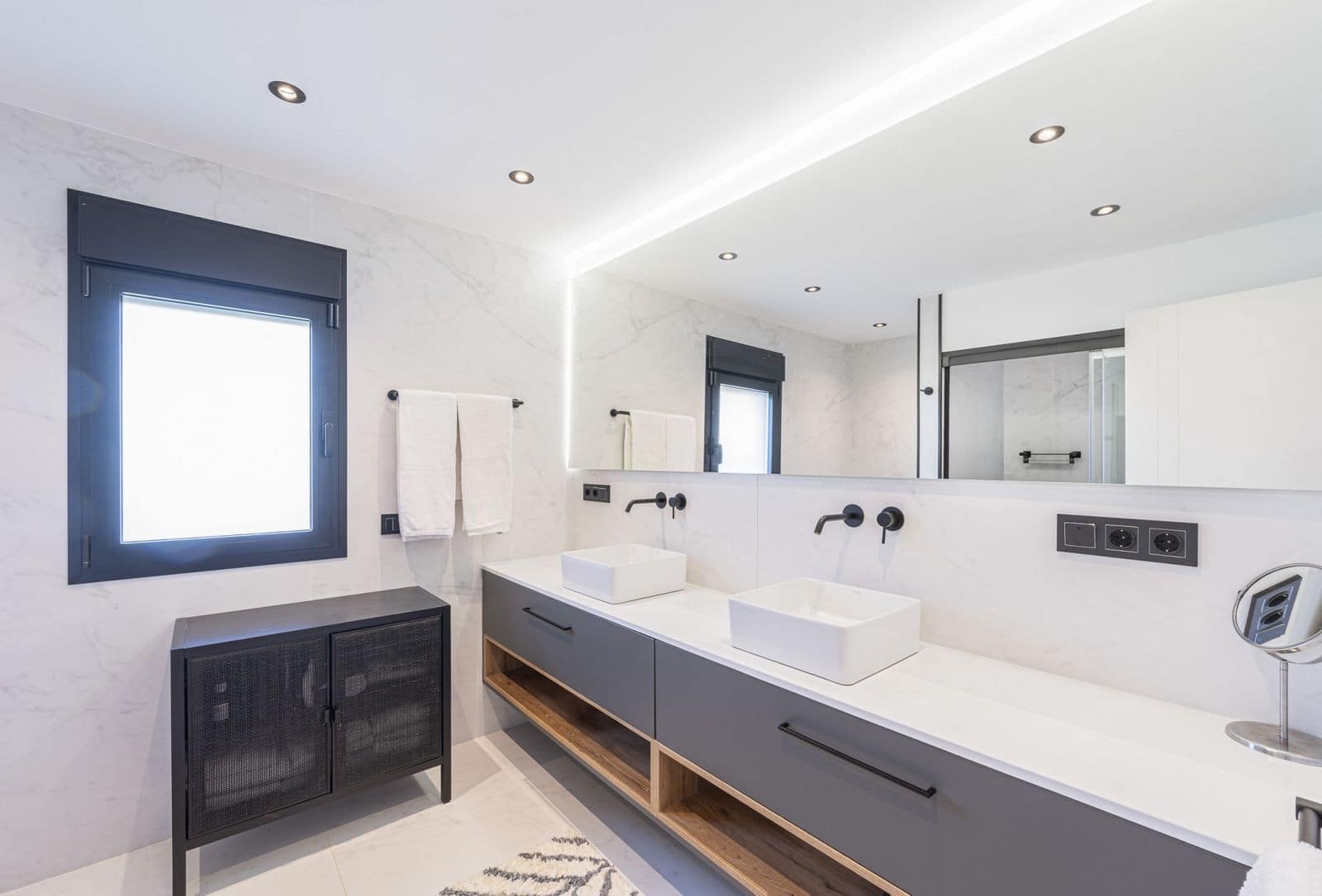 5 bedroom Villa for sale in Marbella with pool garage - € 2,590,000 (Ref: 8053266)