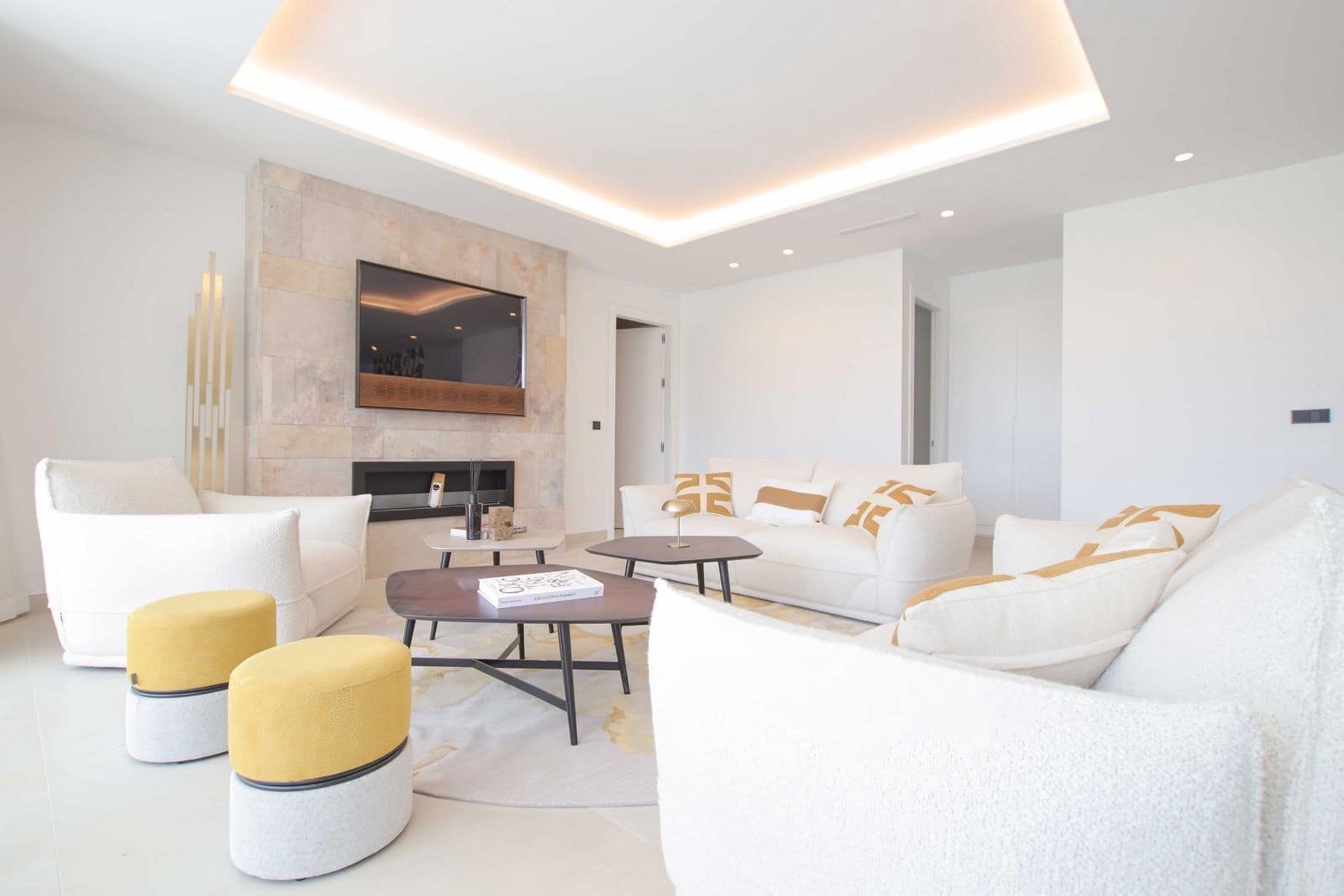 4 bedroom Villa for sale in Estepona with pool garage - € 2,495,000 (Ref: 8095672)