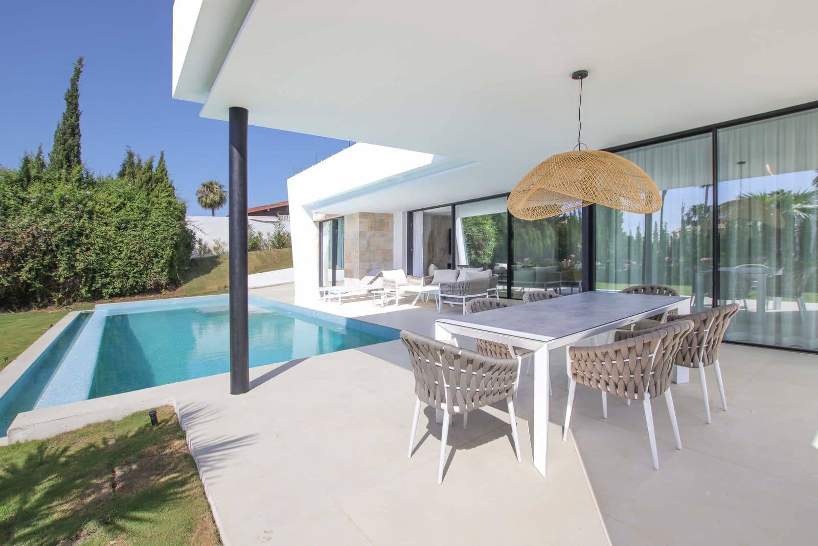 4 bedroom Villa for sale in Estepona with pool garage - € 2,495,000 (Ref: 8095672)