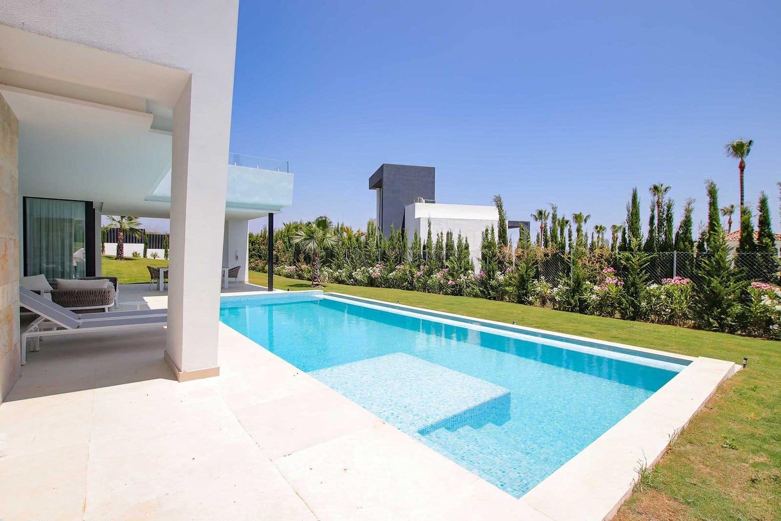 4 sypialnia Willa na sprzedaż w Estepona z basenem garażem - 2 495 000 € (Ref: 8095672)